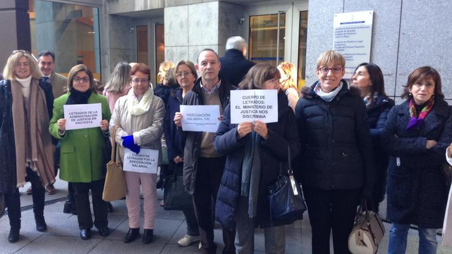 Los Letrados de la Administración de Justicia, durante su concentración.