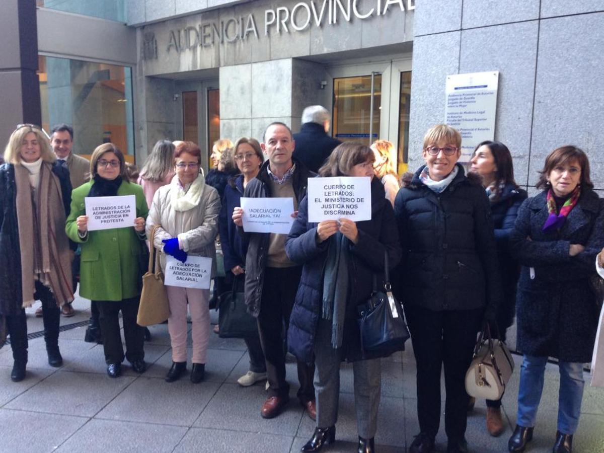 Los Letrados de la Administración de Justicia, durante su concentración.