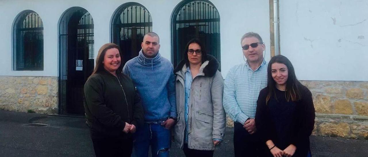 Por la izquierda, Melany Rodríguez, Álvaro Rebollo, Vanessa Rodríguez, Armando Rodríguez y Aitana Rodríguez, en el campo de la iglesia de Marcenado.