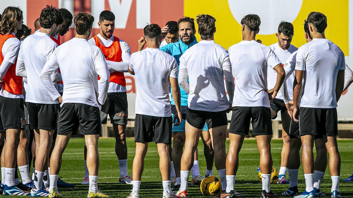 Baraja, dando una charla durante un entrenamiento