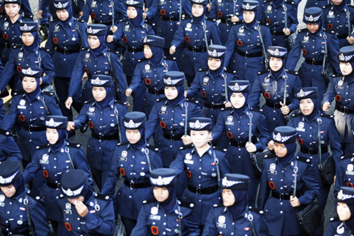 Membres de la policia malàisia desfilen durant la celebració doble del Dia de Malàisia i del Dia de la Independència a Kuala Lumpur.