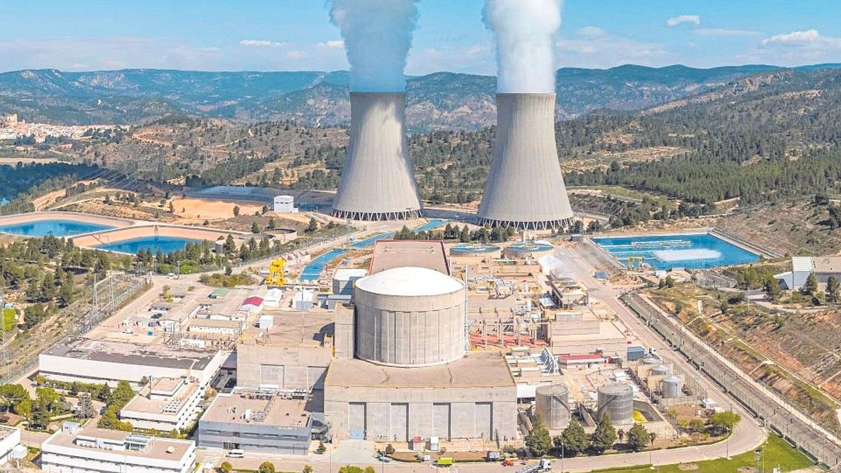 Central nuclear de Cofrentes con las piscinas de refrigeración.