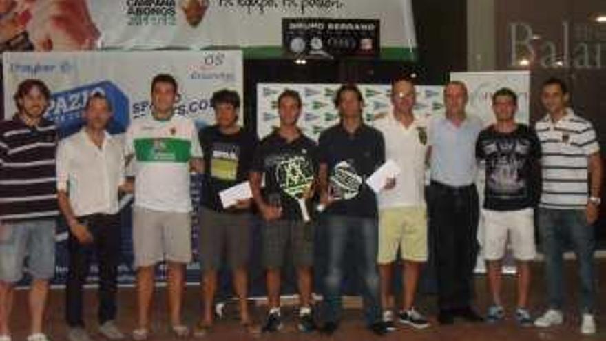 Entrega de trofeos a los ganadores.