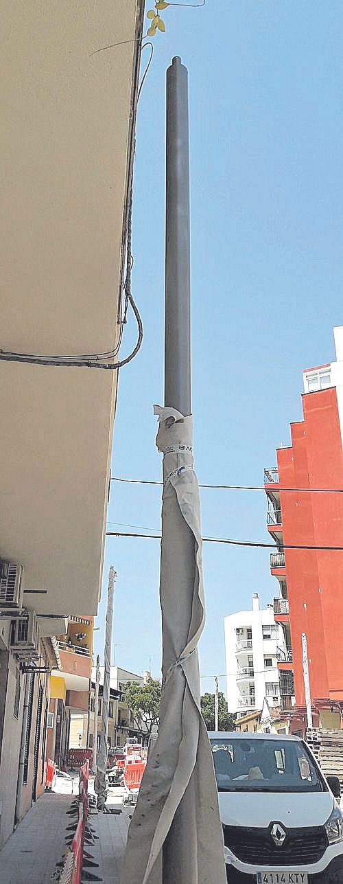 La farola queda muy cerca del edificio.