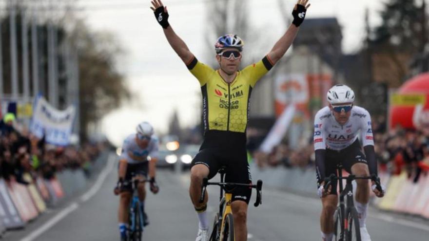 Van Aert celebra la victoria por delante de Wellens y de Lazkano. |  // FDV