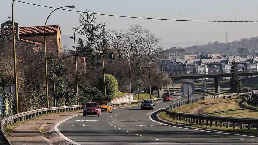 La zona de la autopista en la que está previsto desarrollar el proyecto del Bulevar de Santullano.