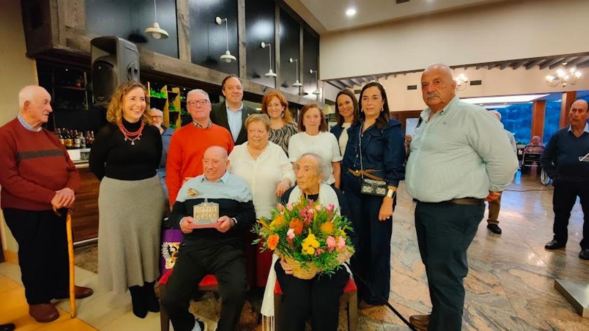Los dos homenajeados, rodeados de familiares y responsables municipales o de colectivos, durante el acto.