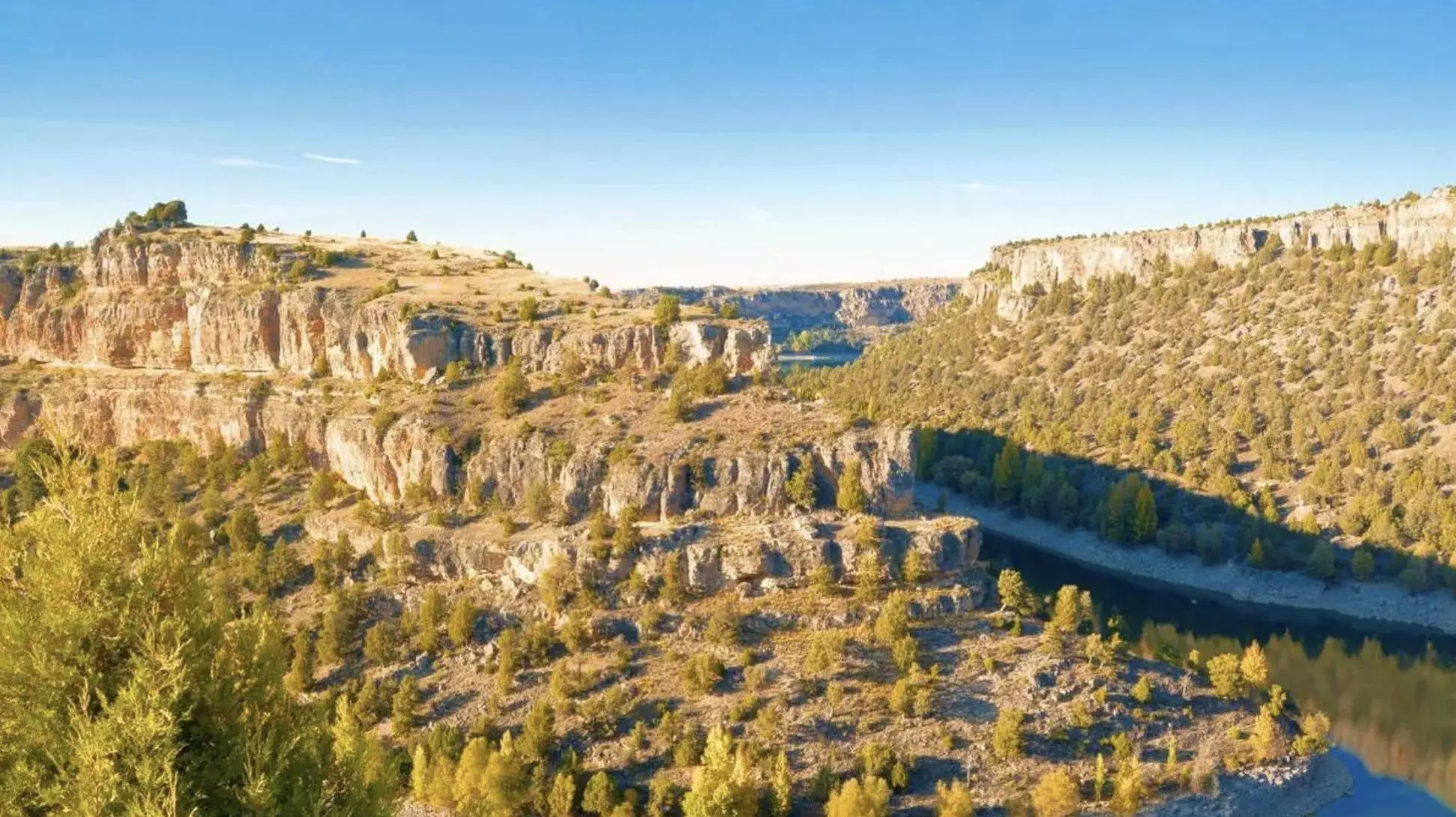 Un cañón milenario y un puente de piedra medieval: la ruta de senderismo perfecta para otoño está en Segovia