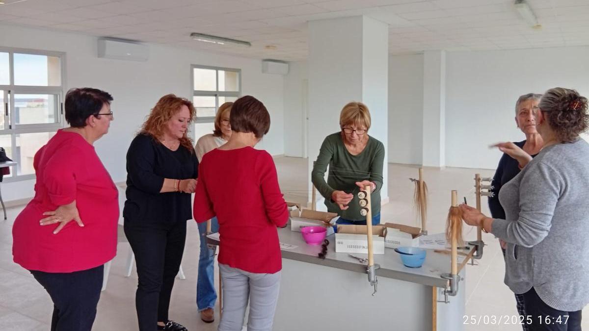Varias mujeres en uno de los talleres de elaboración de pelucas oncológicas.