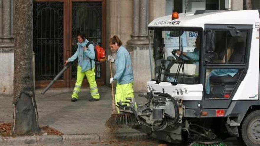 Escombriaires netejant un dels 899 carrers de la ciutat de Girona.