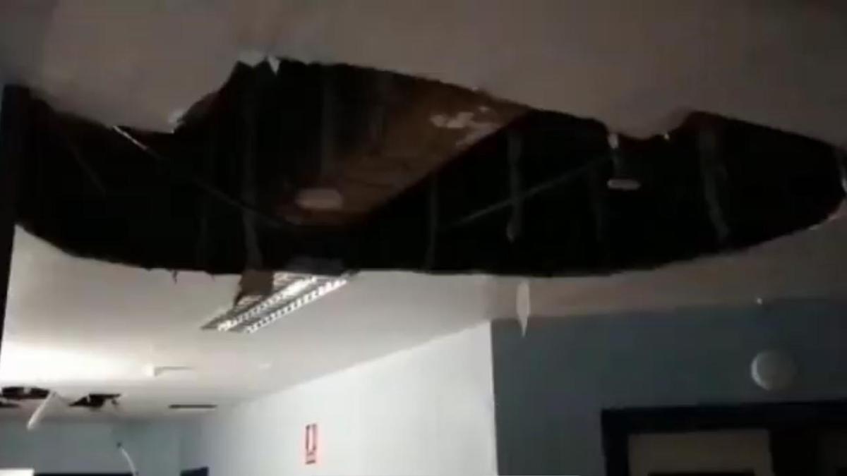 El techo caído en la segunda planta del Hospital Universitario de Badajoz.