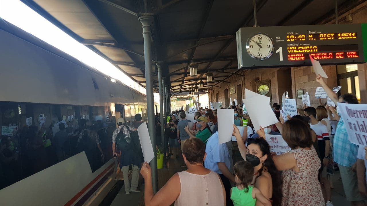 Protestas en las estaciones de Caminreal y Teruel por los acuerdos con los trenes