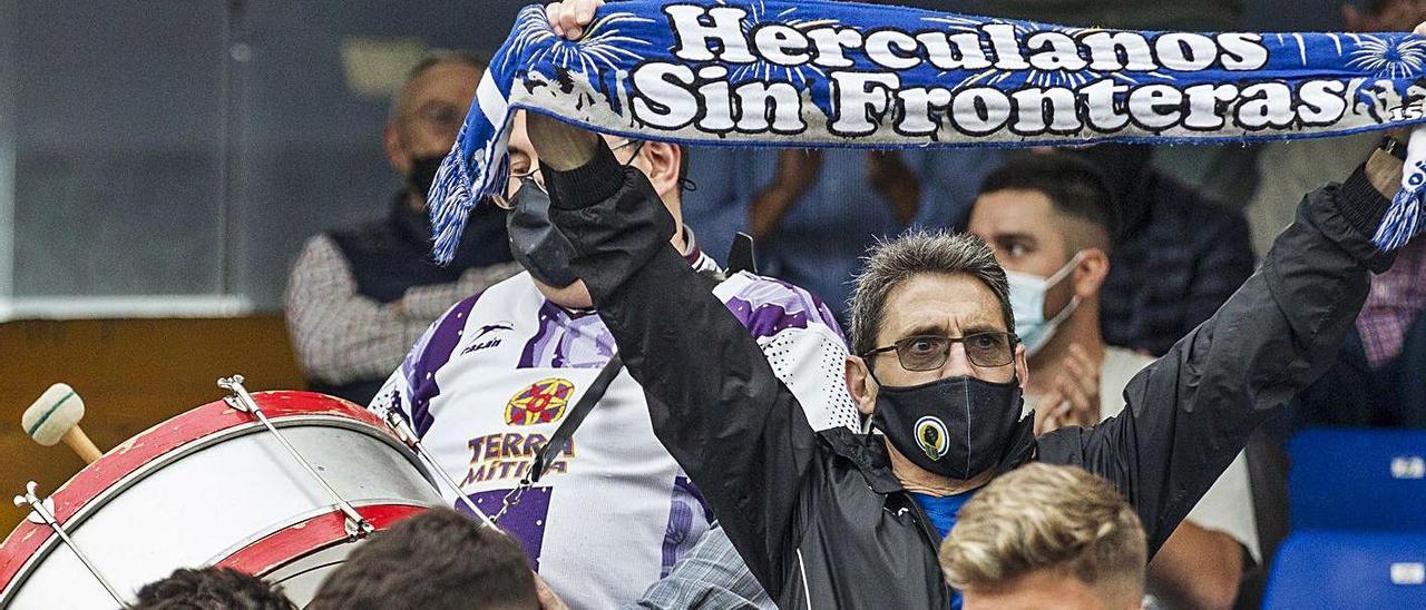 Aficionados del Hércules durante el último partido en el Rico Pérez, contra el Lleida. |