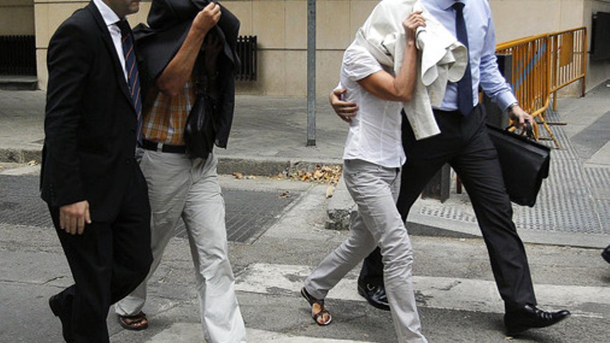 Elena Vázquez (tapada con chaqueta blanca) y Celedonio Martín (segundo por la izquierda), dos de los imputados por desviar fondos de la SGAE.