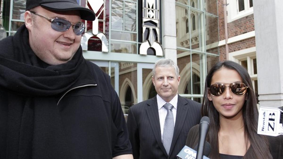 Kim Dotcom, junto a su esposa, Mona, sonríe a la salida del Alto Tribunal de Auckland, este miércoles.
