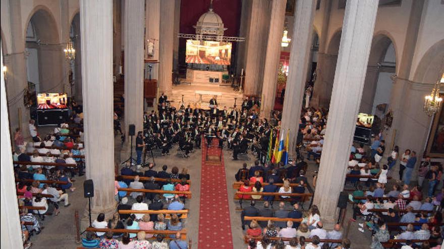 La Banda Municipal de Gáldar durante su pregón anoche en Gáldar.