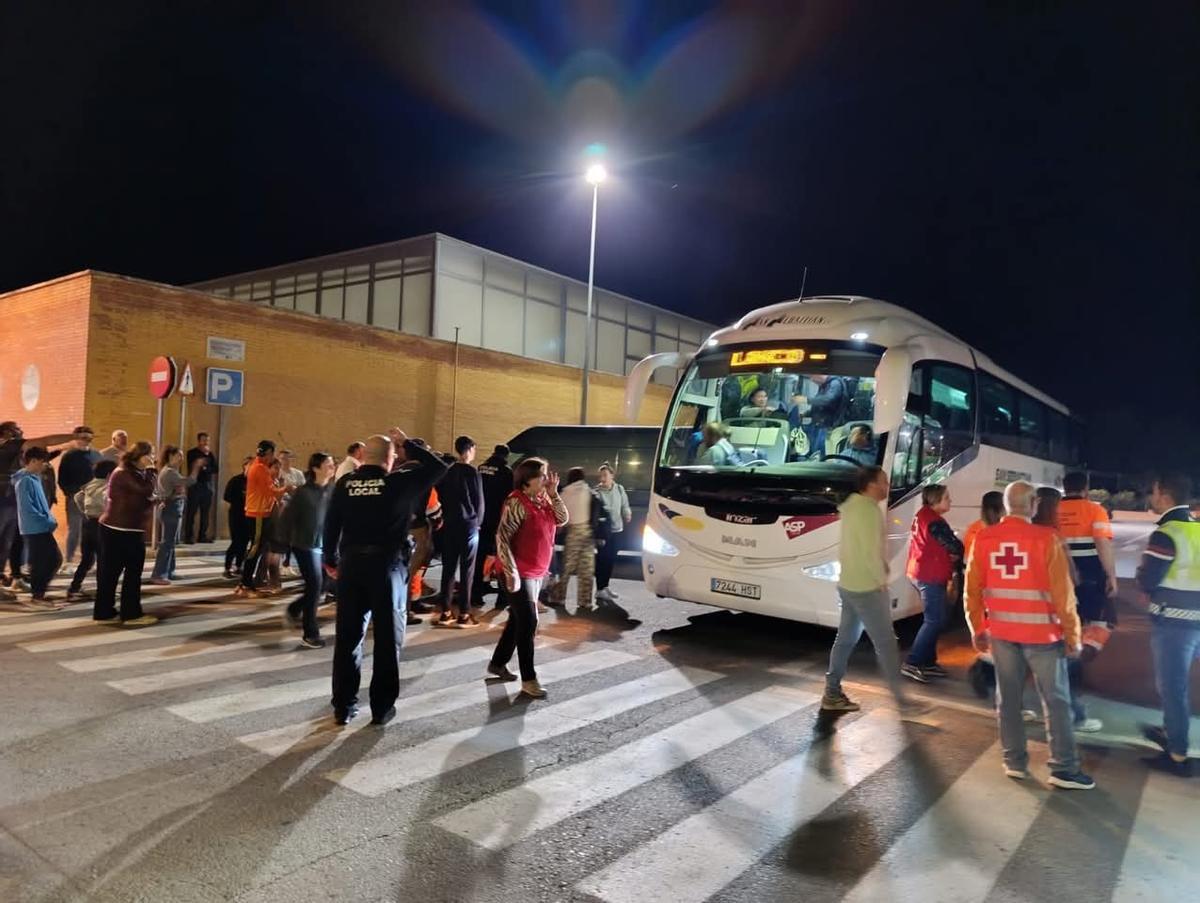 Un autobús con pasajeros del AVE detenido en Villanueva de Córdoba llegando anoche al pabellón de la localidad.