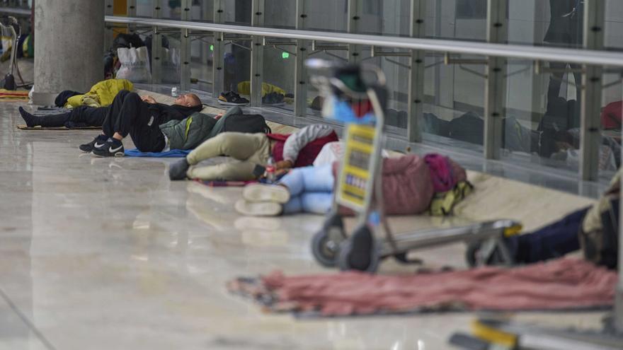 Madrid sube la presión sobre el Gobierno por la crisis de Barajas: &quot;Si no se consideran capaces de plantear soluciones, que convoquen elecciones&quot;