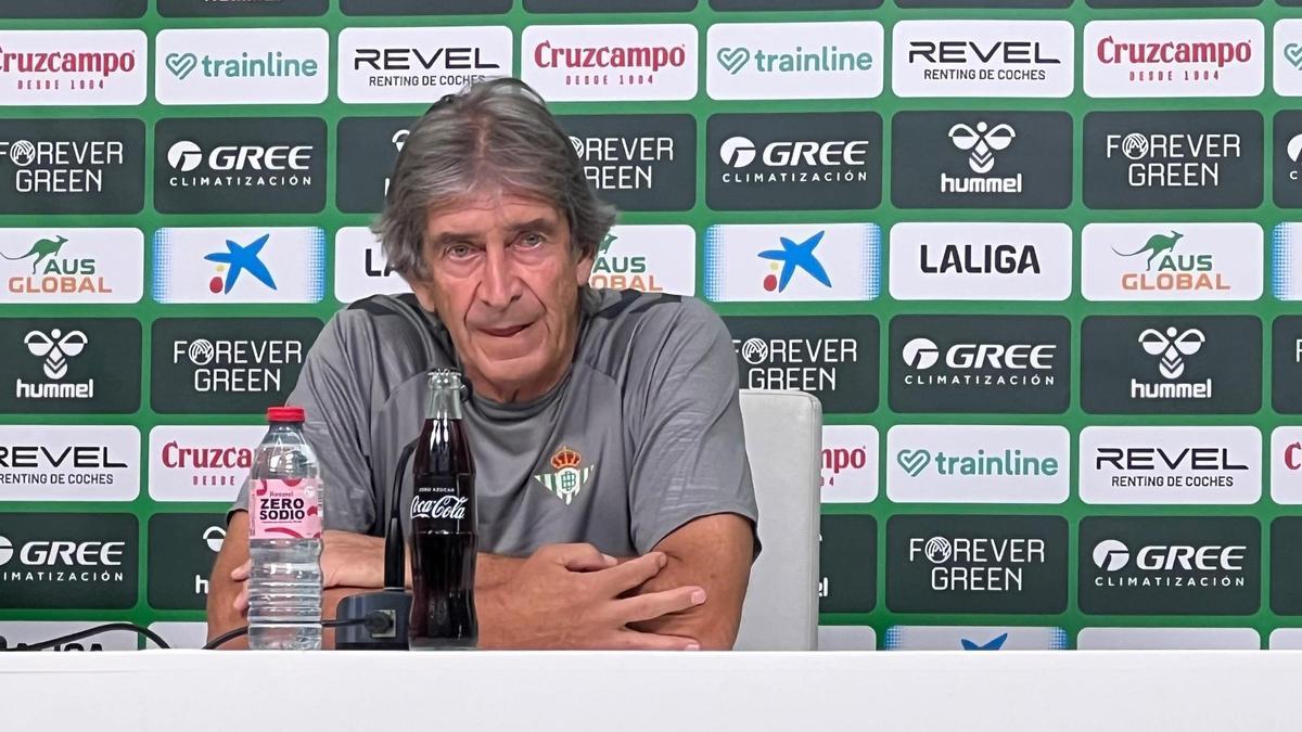 Manuel Pellegrini en la rueda de prensa antes del derbi sevillano