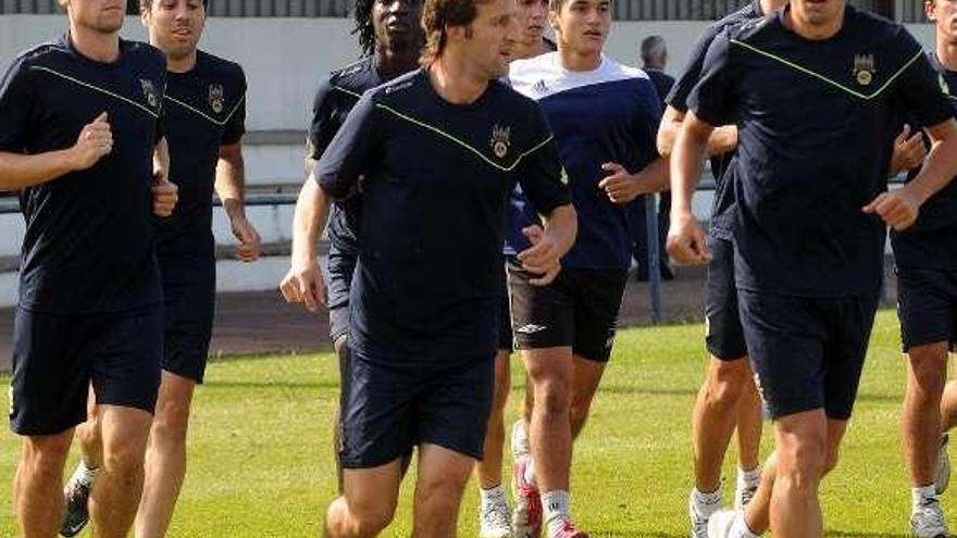 La plantilla del Pontevedra, durante un entrenamiento. // Rafa Vázquez