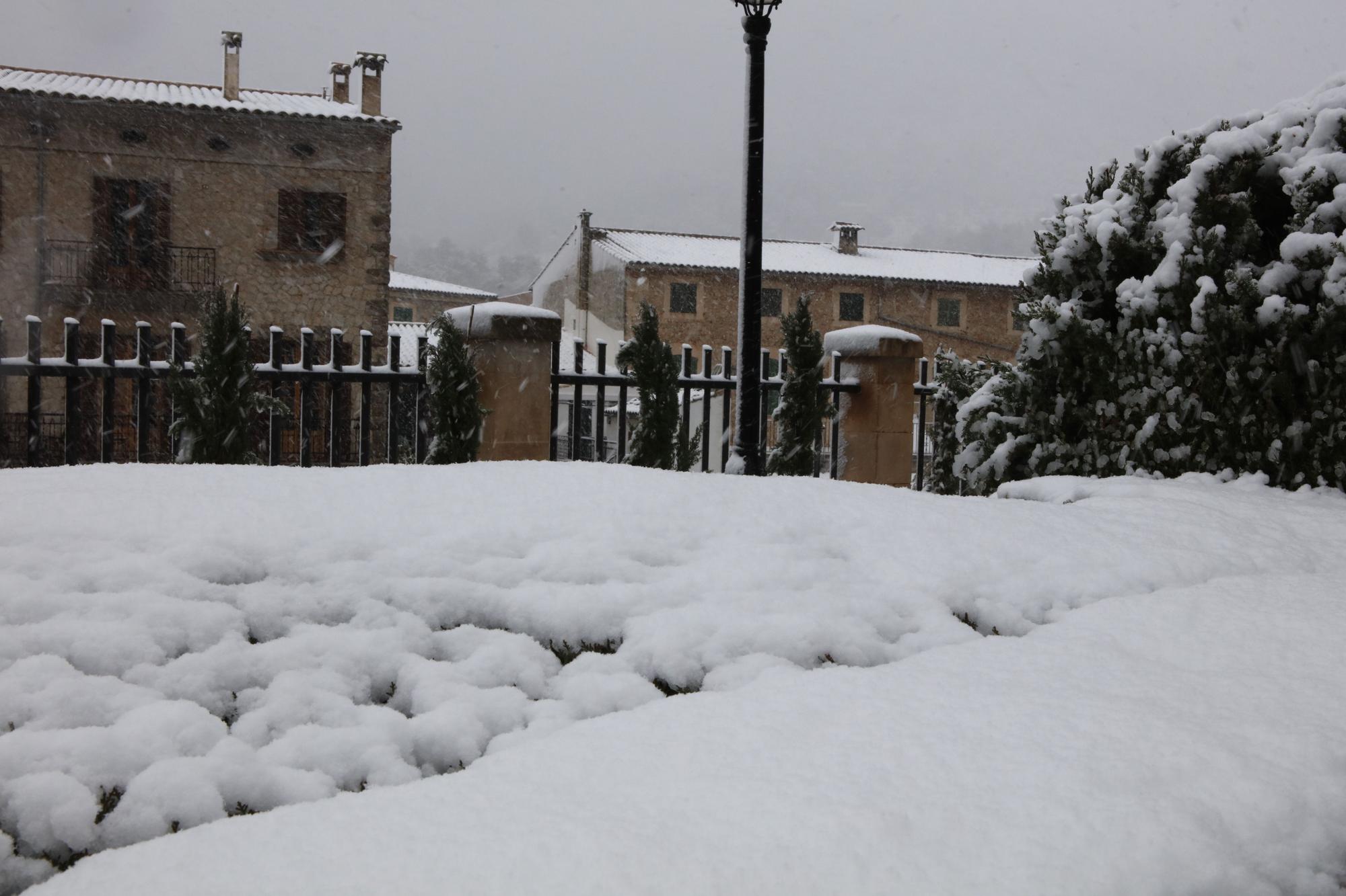 Malerisches Mallorca: Valldemossa im Schnee