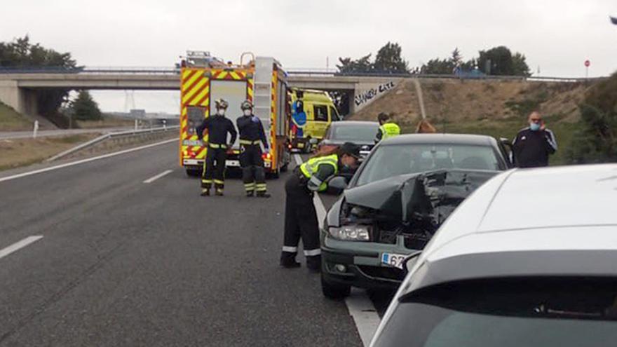 Accidente de tráfico con 11 vehículos implicados en la A-6, en Palacios de Goda (Ávila).