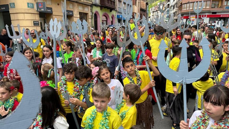 Los Tritones y «tritoninos», en el desfile, dirigidos por Kevi Menéndez. | R. L. P.