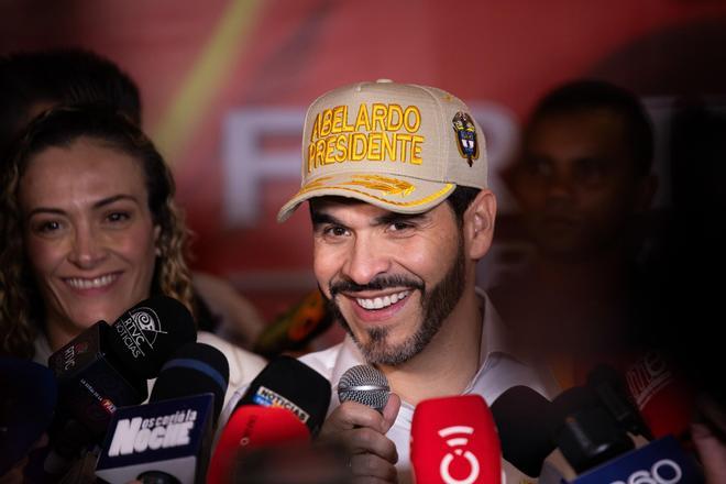 Abelardo de la Espriella, el "súper macho" que exhibe sus genitales en nombre de la ultraderecha y aspira a pasar a la segunda vuelta en Colombia