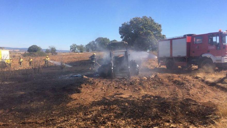 Tractor incendiado en San Vitero.