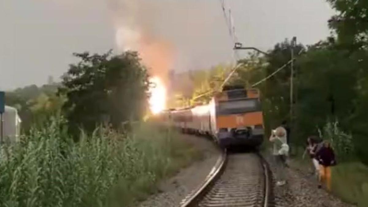Incendio en la catenaria de un tren de la R3 en Torelló