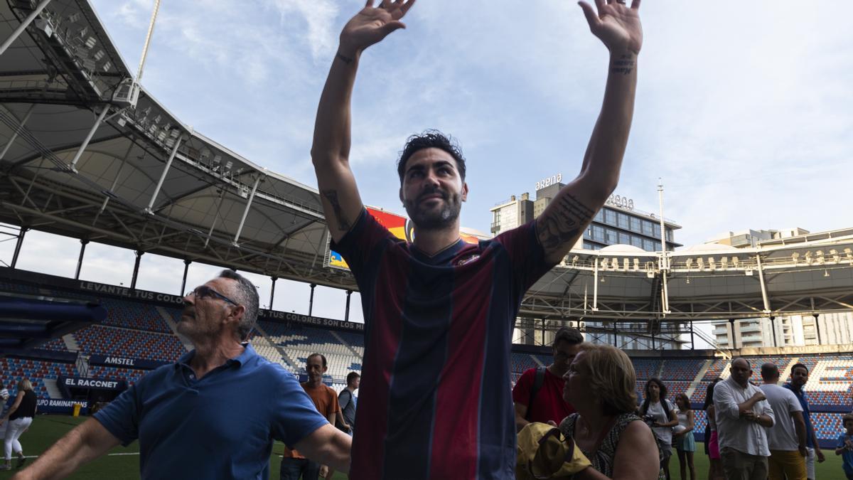 Iborra durante su presentación con el Levante UD