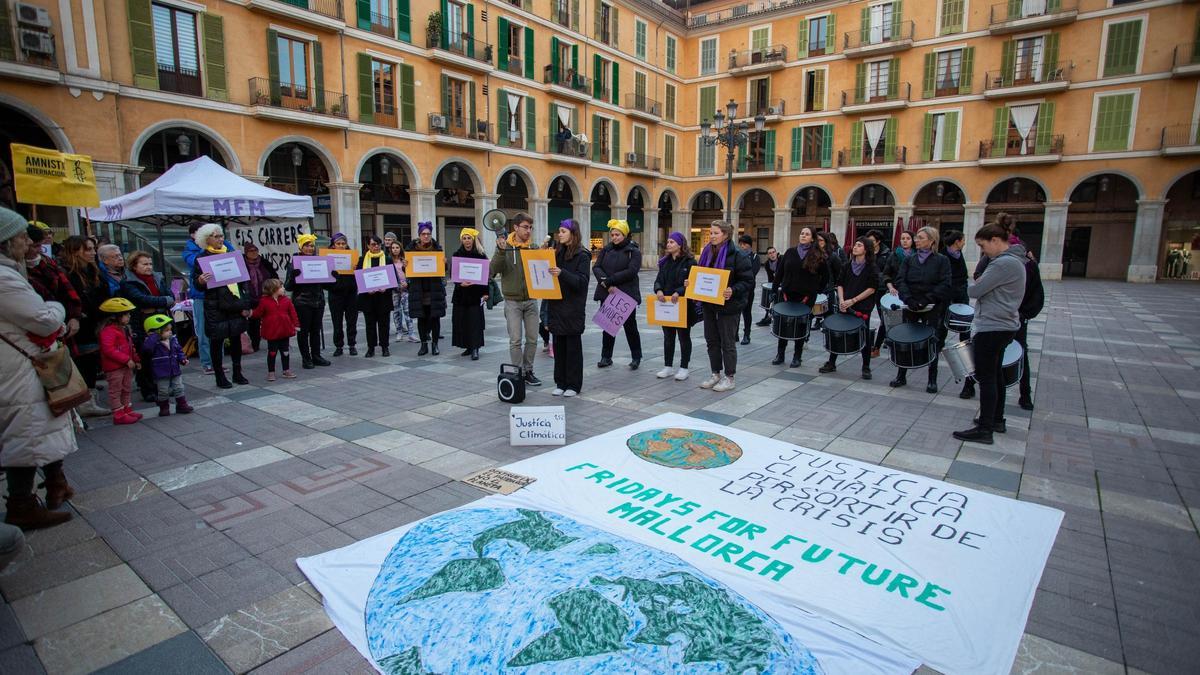 Imagen de una concentració ante la crisis climática en la plaza Mayor, en Palma