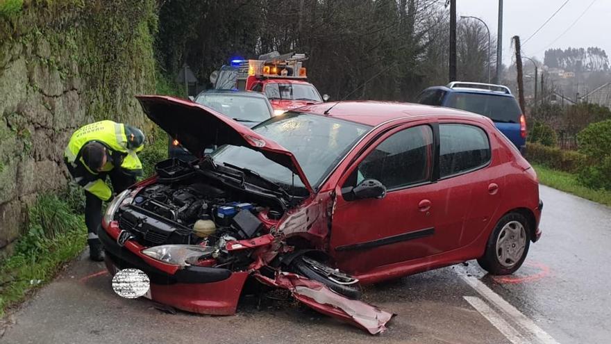 Uno de los vehículos implicados en el accidente. // Marta G. Brea