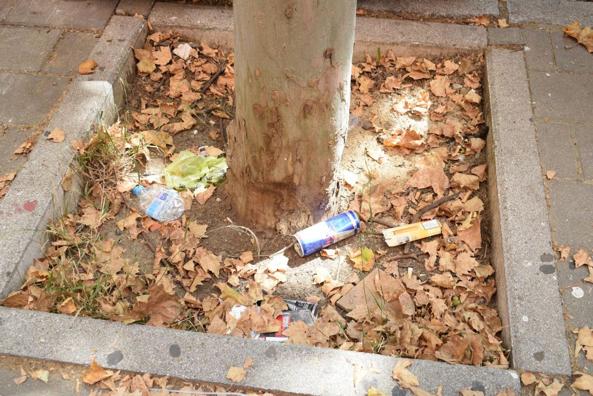 Calles con suciedad en el barrio de Sevilla Este, Sevilla
