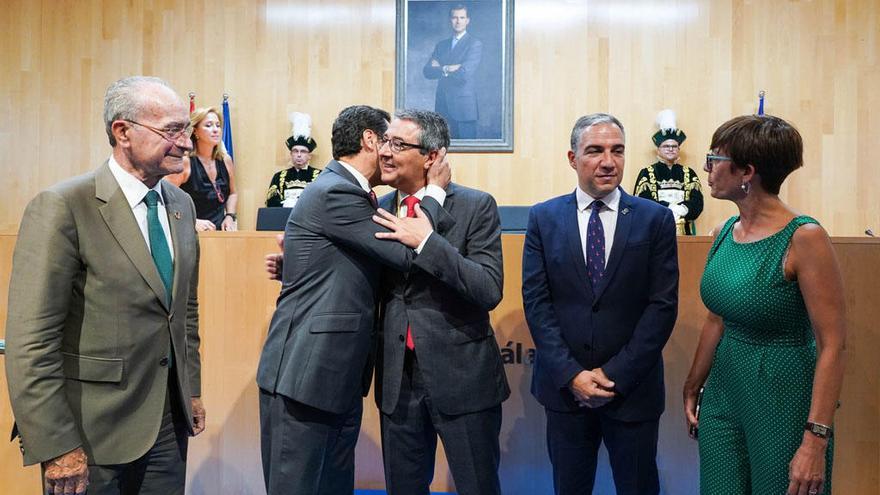 Moreno Bonilla felicita a Salado en presencia de Francisco de la Torre, Elías Bendodo y María Gámez.