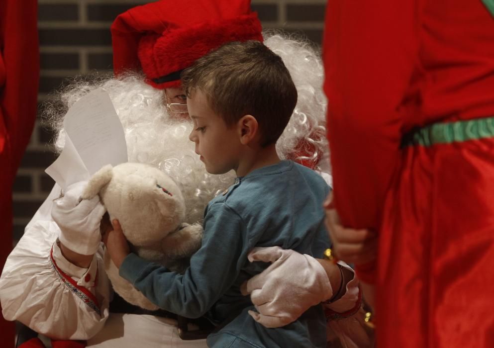 Actuación navideña de los alumnos del Instituto de La Corredoria para los niños de infantil