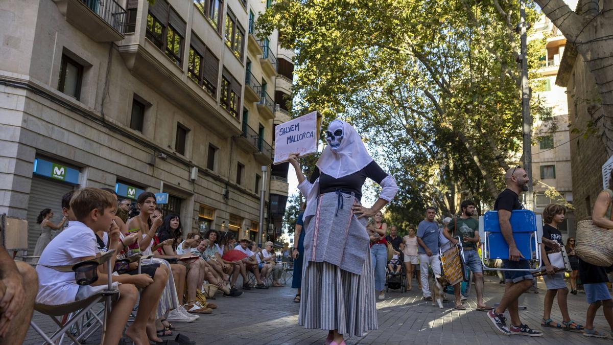 FOTOS | Centenares de personas participan en la cadena ‘a la fresca’ contra la masificación turística en Mallorca