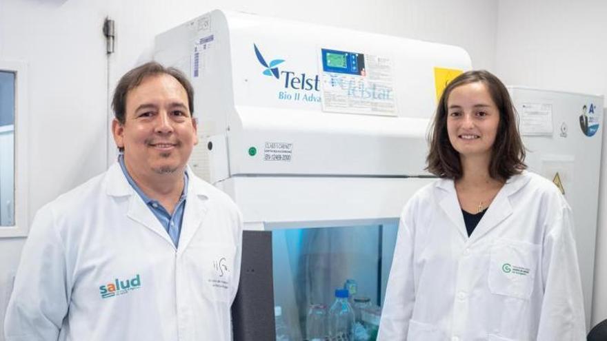 El investigador Ariel Ramírez y la investigadora Cecilia Pesini, en los laboratorios del Instituto de Investigación Sanitaria de Aragón.