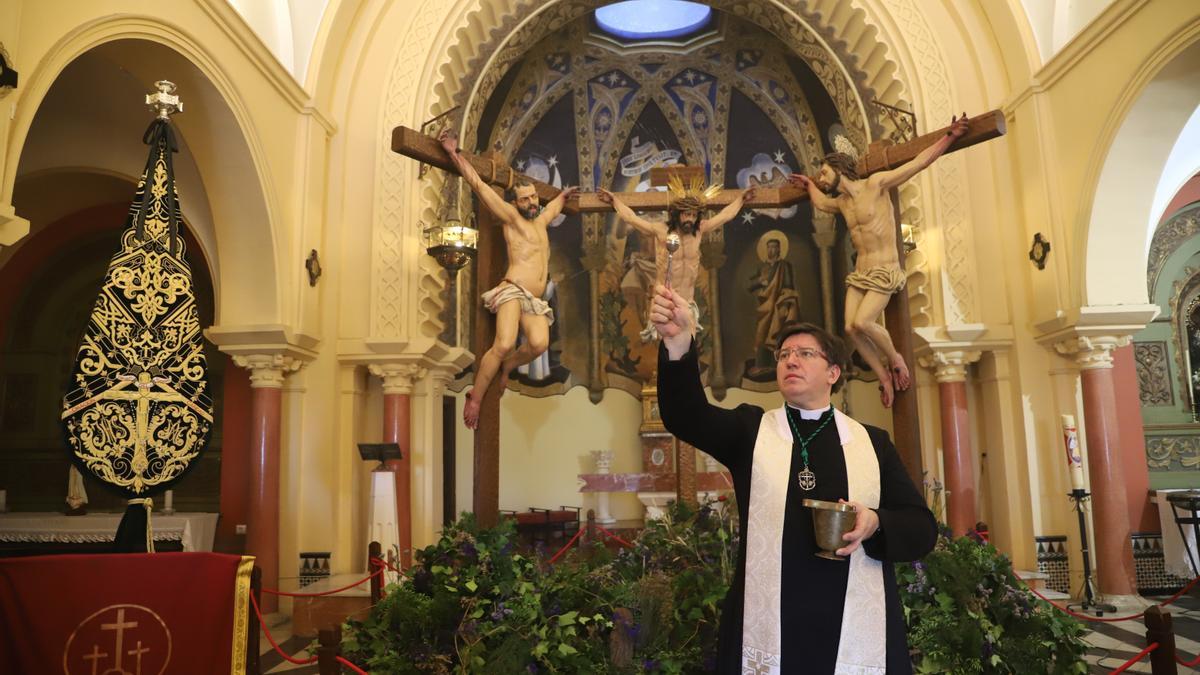 San Dimas y Gestas junto al Cristo de la Oración.