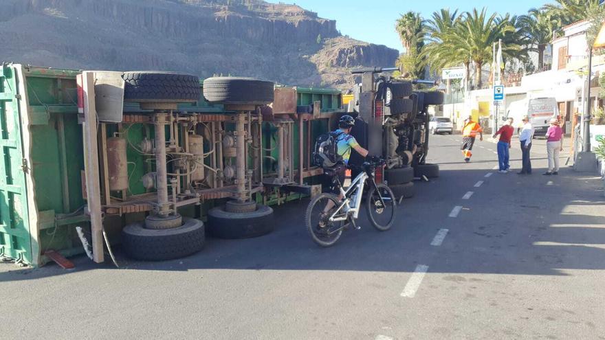 Vuelco de un camión en Fataga