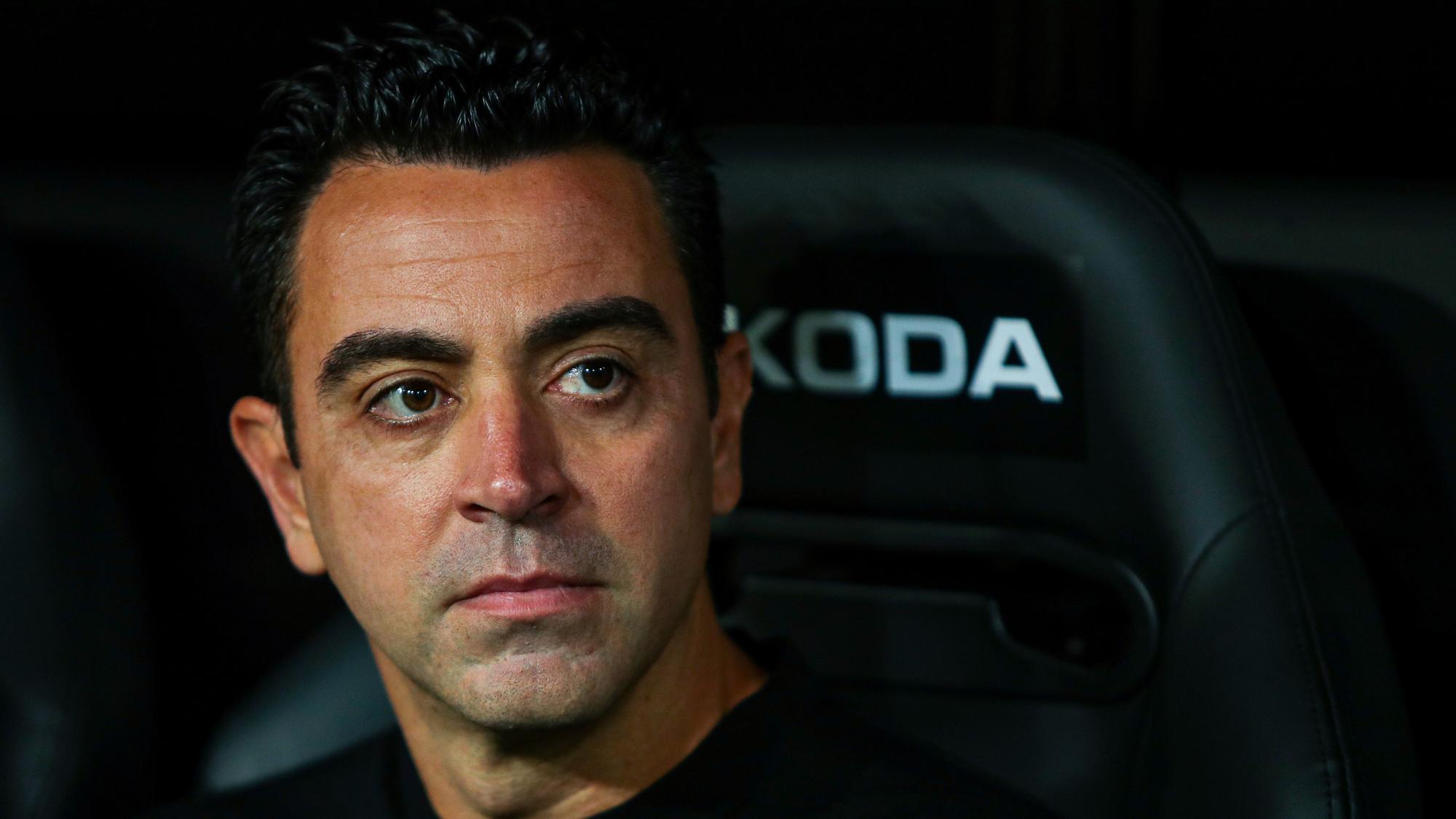 Xavi Hernandez, en el banquillo de Mestalla durante el Valencia-Barça.