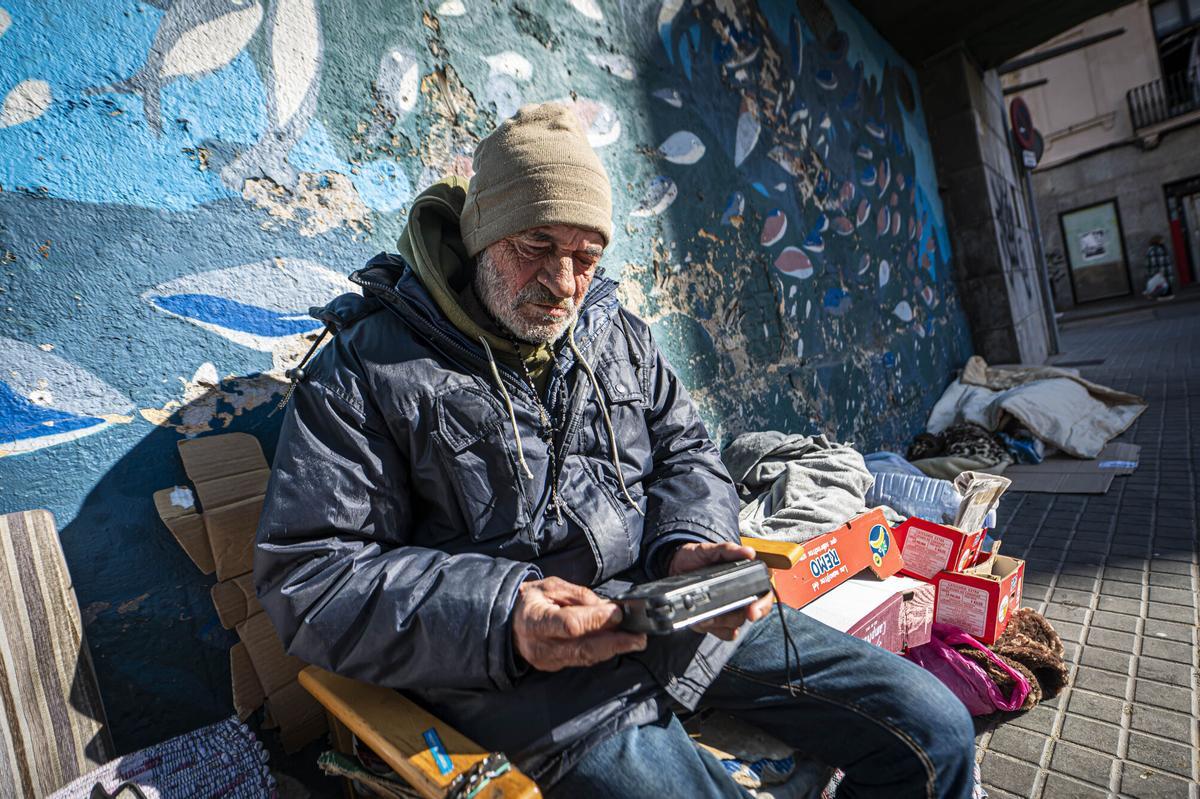 Un pequeño transistor ayuda a Antonio a pasar las horas en las calles de Badalona, donde vive desde hace años