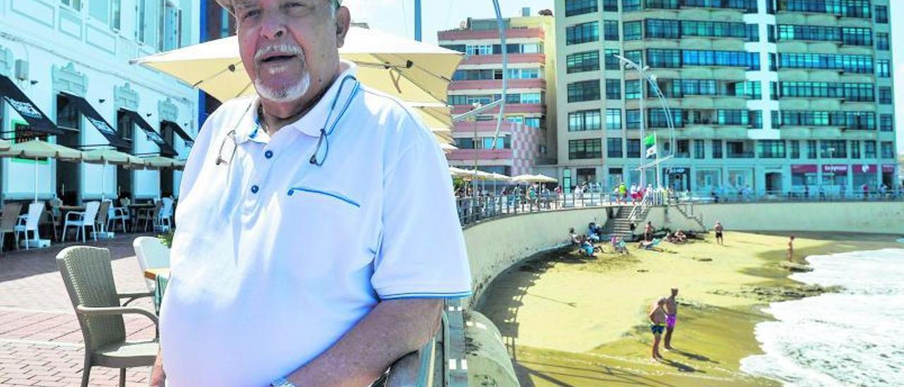 Juan Pedro Santana García, en la playa de Las Canteras