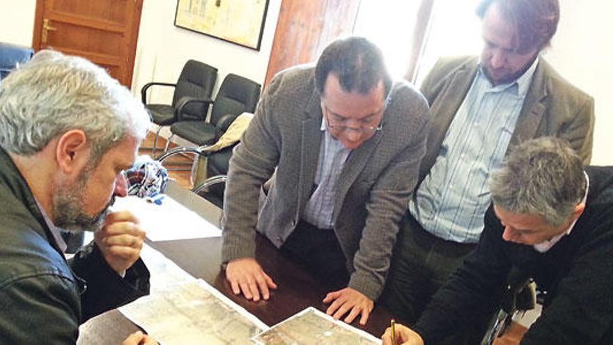 El alcalde Torres y el regidor Jerez observan el plano de la variante, ayer en el Consell.