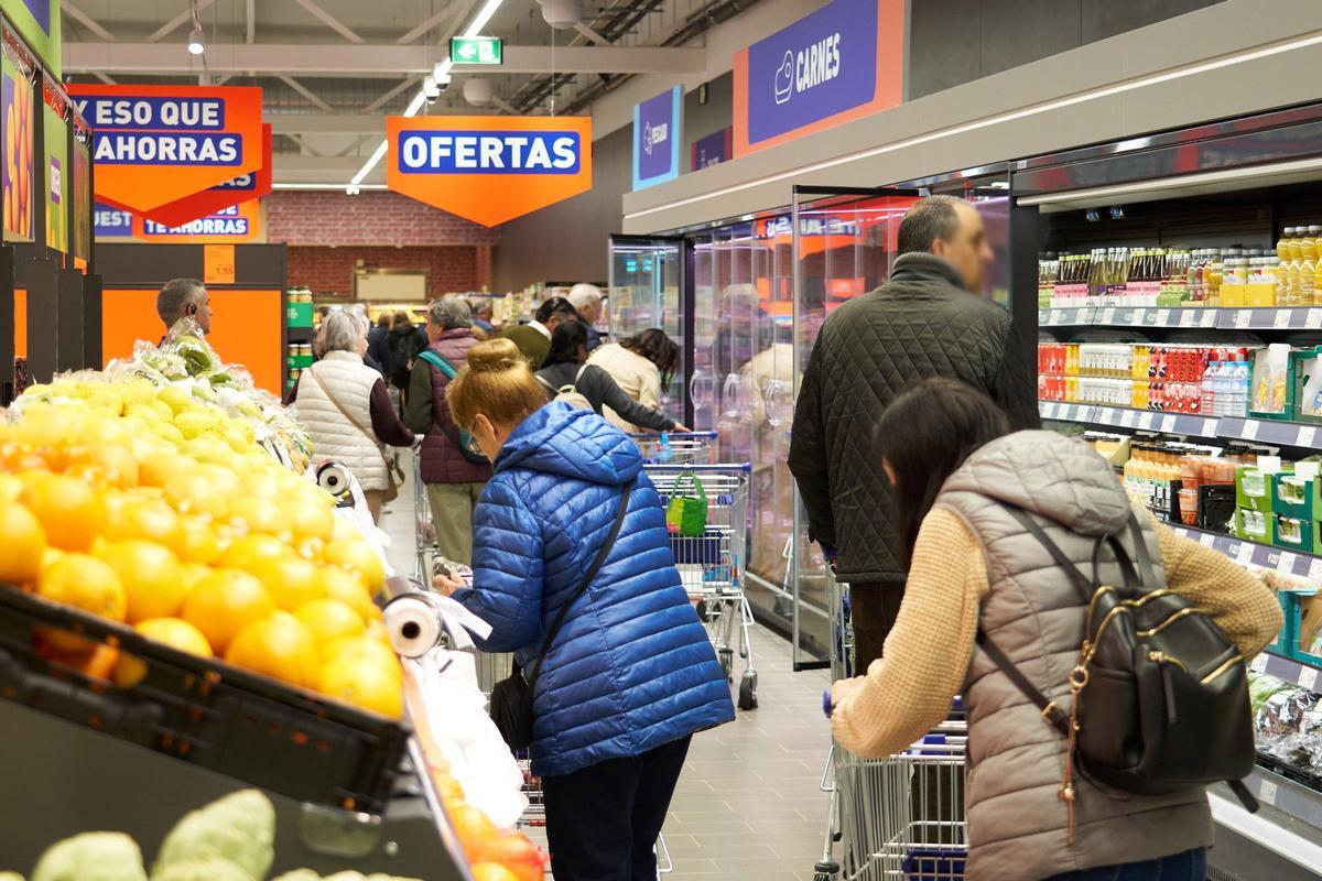 Clientes hacen sus compras en el establecimiento de Aldi, en Mijas