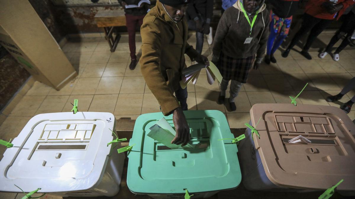 Un votante emite su voto durante las elecciones generales en Huruma, Nairobi, Kenia  