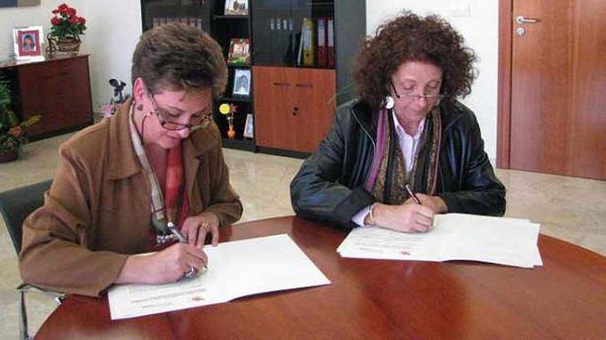 La vicerrectora Teresa Pérez Vázquez y Ana Robles, de PH, durante la firma