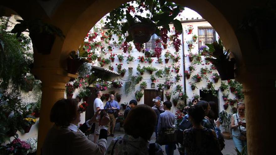 Puerta Sevilla se compromete con el futuro de los patios del Alcázar Viejo