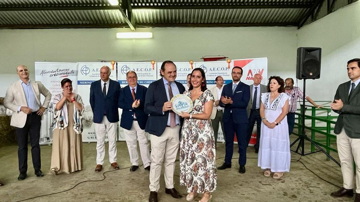 Angélica García, diputada de Medio Ambiente, Transición Ecológica, Agricultura y Ganadería, recoge uno de los galardones que le entrega el presidente del Merino Precoz.