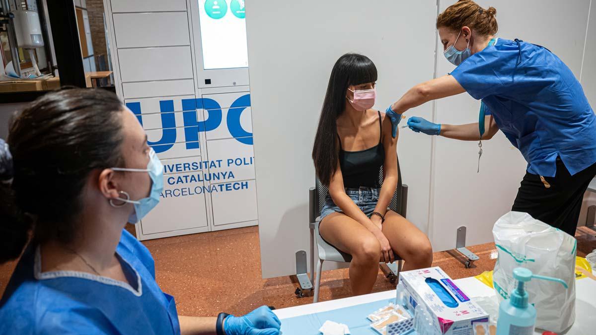 Una chica se vacuna contra el covid en la UPC, el 14 de septiembre